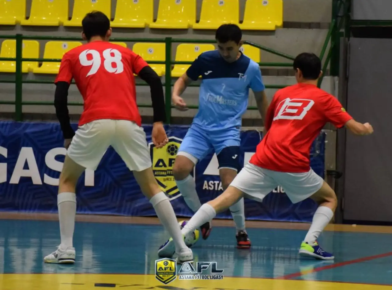 Защитник перехватывает мяч